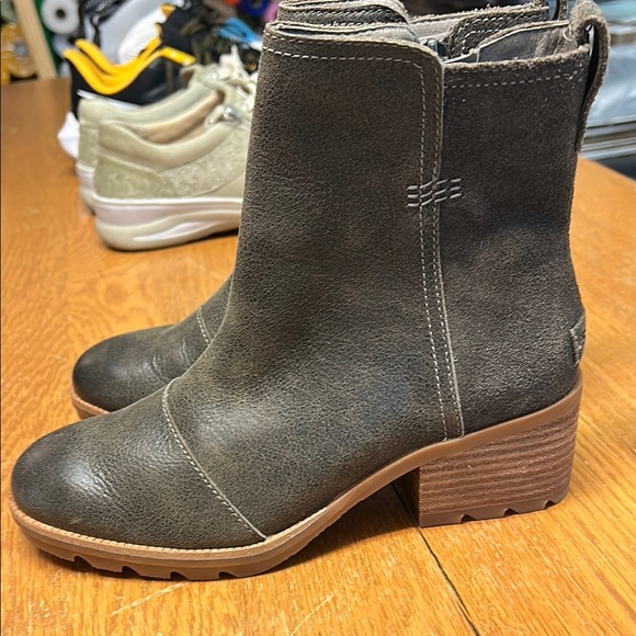 Sorel Gray Ankle Boots with Chelsea Style - Picture 2 of 7